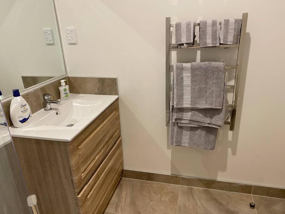 Otahuhu Town Centre Brand New Apartment 8B Auckland Dış mekan fotoğraf